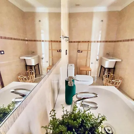 Aromas Attic Apartment *